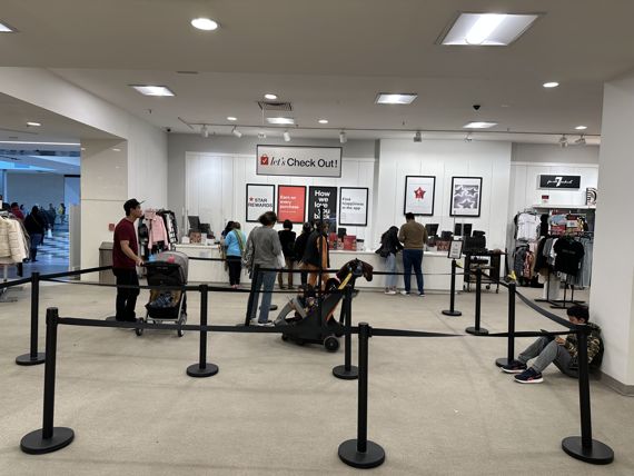 26일(현지시간) 미국 캘리포니아주 산타클라라의 한 복합 쇼핑몰 내에 위치한 메이시스 백화점 계산대에 고객들이 계산을 하기 위해 서있다. 백화점 측은 고객들이 몰릴 것에 대비해 줄 유지 라인을 설치했지만 계산대까지의 진입은 쉬웠다. /사진=홍창기 특파원