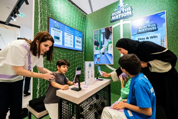 삼성전자가 월드컵이 열리는 카타르 시내에 마련한 체험공간에서 카타르 아이들이 갤럭시 폴드4를 시연하고 있다. 삼성전자 제공