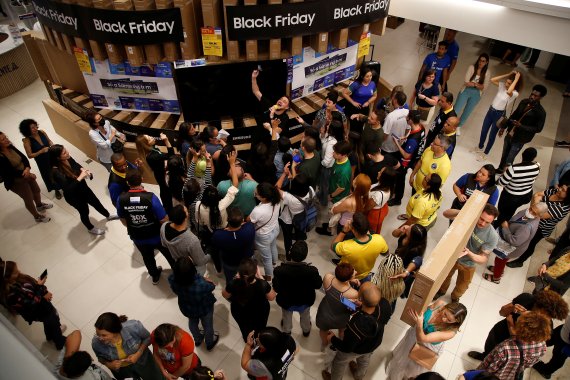 삼성전자가 지난 25일 블랙프라이데이를 맞이해 마련한 브라질 상파울루시 매장에 삼성 TV 제품을 구매하려는 고객들이 몰려있다. 삼성전자 제공