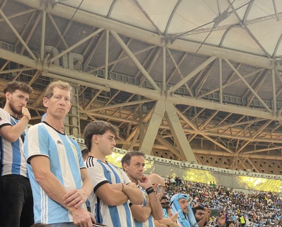 수심에 가득 찬 아르헨티나 팬들 (루사일=연합뉴스) 안홍석 기자 = 27일 오전(한국시간) 카타르 루사일 스타디움에서 열린 2022 카타르 월드컵 조별리그 C조 2차전 아르헨티나와 멕시코 경기를 앞두고 아르헨티나 팬들이 불안한 표정으로 킥오프를 기다리고 있다. ahs@yna.co.kr