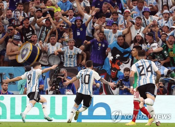골 터진 메시 '환호' 골 터진 메시 '환호' (루사일=연합뉴스) 임헌정 기자 = 27일 오전(한국시간) 카타르 루사일 스타디움에서 열린 2022 카타르 월드컵 조별리그 C조 2차전 아르헨티나와 멕시코 경기. 아르헨 리오넬 메시가 후반 골을 넣은 뒤 환호하고 있다. 2022.11.27 kane@yna.co.kr (끝)