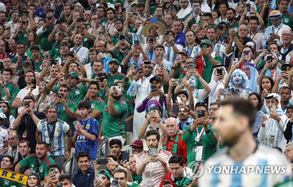 메시를 향한 시선 메시를 향한 시선 (루사일=연합뉴스) 임헌정 기자 = 27일 오전(한국시간) 카타르 루사일 스타디움에서 열린 2022 카타르 월드컵 조별리그 C조 2차전 아르헨티나와 멕시코 경기. 아르헨티나 리오넬 메시가 코너킥을 차려하자 관중이 휴대전화 카메라를 꺼내 사진을 찍고 있다. 2022.11.27 kane@yna.co.kr (끝)