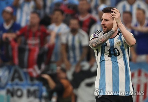 페르난데스에게 보내는 박수 페르난데스에게 보내는 박수 (루사일=연합뉴스) 임헌정 기자 = 27일 오전(한국시간) 카타르 루사일 스타디움에서 열린 2022 카타르 월드컵 조별리그 C조 2차전 아르헨티나와 멕시코 경기. 아르헨 리오넬 메시가 팀의 두번째 골인 페르난데스 득점 때 기뻐하고 있다. 2022.11.27 kane@yna.co.kr (끝)