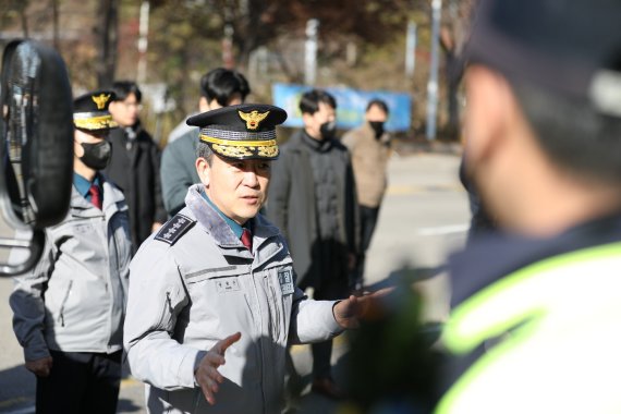 윤희근 경찰청장이 27일 경기 의왕 내륙컨테이너기지(ICD)를 방문해 화물연대의 집단운송거부 상황을 점검하고 근무 중인 경찰관기동대원을 격려하고 있다. /사진=경찰청 제공