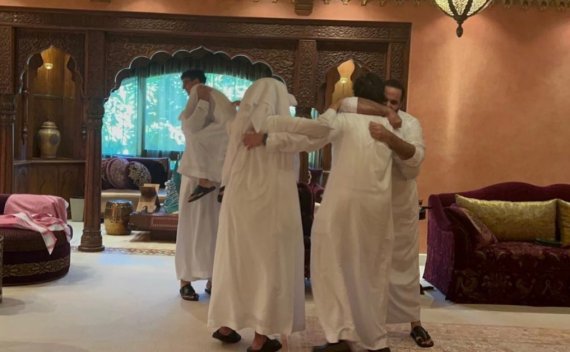 사우디아라비아 축구대표팀이 강팀 아르헨티나를 꺾자 얼싸안은 빈 살만 왕세자 가족. (인스타그램 갈무리)