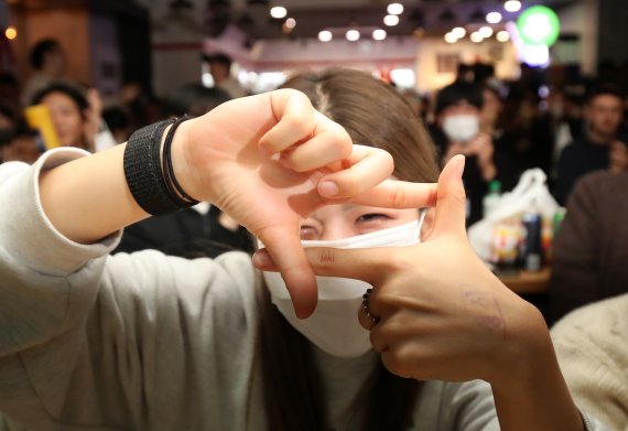 24일 오후 열린 2022 카타르 월드컵 H조 조별리그 1차전 대한민국과 우루과이의 경기가 0-0 무승부로 끝나자 대구 북구 경북대 공대 학생식당에서 한국 축구대표팀을 응원하던 학생들이 다음 상대인 가나전(28일)을 기약하고 있다. 2022.11.24/뉴스1 ⓒ News1 공정식 기자