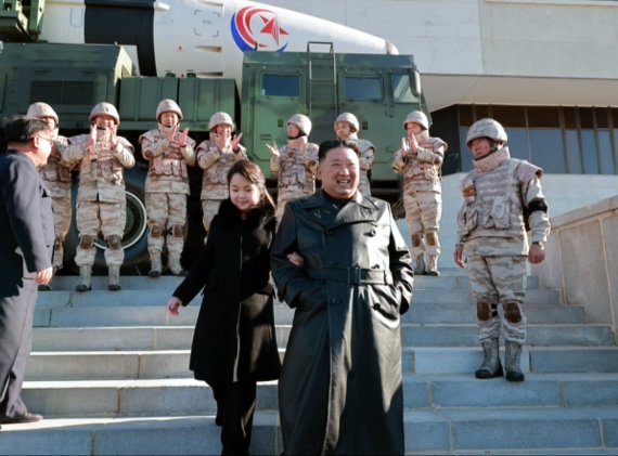 북한 조선중앙TV가 27일 북한 김정은 국무위원장이 신형대륙간탄도미사일 화성포-17형 시험발사 참여했던 공로자들과 함께 기념사진을 찍고 그들의 노력을 평가했다고 보도했다. 이날 김 국무위원장은 둘째 딸을 데리고 나와 과시하는 모습을 보였다. /뉴시스