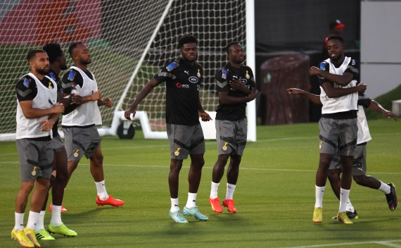 토마스 파티를 비롯한 가나 축구대표팀 선수들이 26일 오후(현지시간) 카타르 아스파이어 존 훈련장에서 훈련하고 있다. 2022.11.27/뉴스1 ⓒ News1 이광호 기자