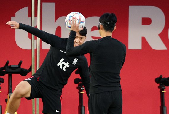 대한민국 축구대표팀 손흥민과 이강인이 26일 오후(현지시간) 카타르 도하 알에글라 트레이닝센터에서 훈련을 하고 있다. 2022.11.26/뉴스1 ⓒ News1 이동해 기자