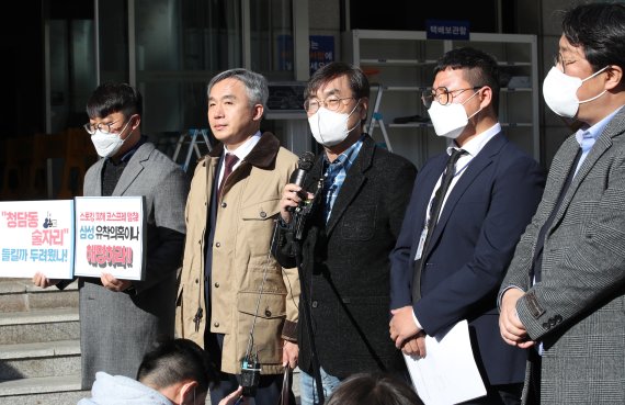 강진구, 김시몬 기자 등 탐사보도매체 시민언론 더탐사 관계자들이 지난 4일 서울 수서 경찰서에서 한동훈 법무부 장관을 스토킹 한 혐의로 조사를 받기 앞서 입장발표를 하고 있다. 지난달 28일 한 장관 측은 더탐사 기자로부터 퇴근길에 자동차로 미행당하는 등 스토킹 피해를 입었다며 경찰에 고소장을 제출했다. 출처 뉴시스