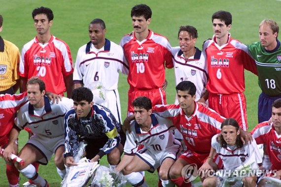 1998년 함께 사진을 찍는 이란과 미국 선수들 (FILES) In this file photo taken on June 21, 1998, Iranian and American national teams pose together prior to the France 1998 World Cup football match between Iran and USA at the Gerland stadium in Lyon on June 21, 1998. - Iran and the United States will meet on November 2