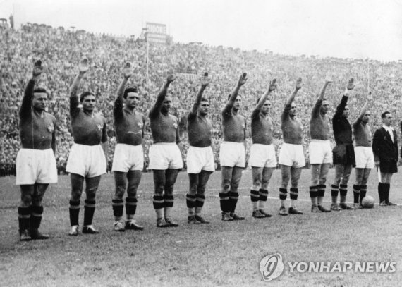 1938년 월드컵에서 '파시스트 경례'를 하는 이탈리아 선수들 FILE - The Italian soccer team perform the fascist salute in Colombes Stadium, Paris, before the start of the World Cup final soccer match against Hungary on June 19, 1938. Earlier in the tournament that was taking place amid the drumbeat of war, the team caused co