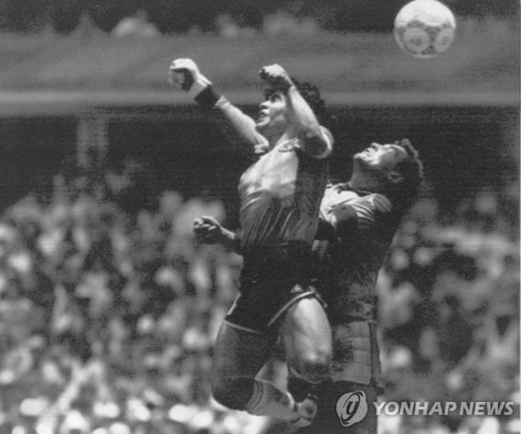 마라도나의 '신의 손' FILE - In this June 22, 1986 file photo, Argentina's Diego Maradona, left, beats England's goalkeeper Peter Shilton to a high ball and scores his first of two goals at the World Cup quarterfinal soccer match in Mexico City. The ball used when Maradona scored his “Hand of God” goal has b