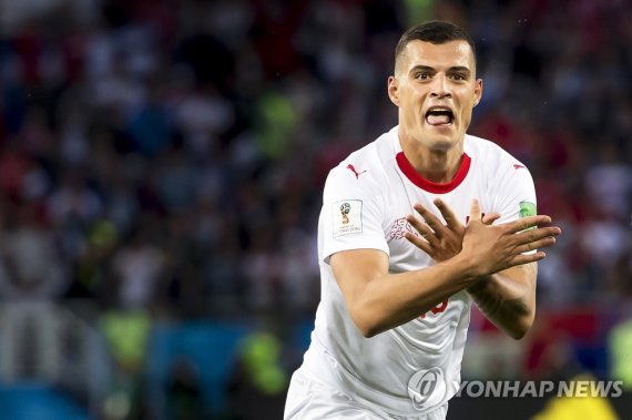 2018 러시아 월드컵 동점골 후 자카의 독수리 세리머니 epa06831906 Switzerland's midfielder Granit Xhaka celebrates after scoring the 1-1 equalizer during the FIFA World Cup 2018 group E preliminary round soccer match between Switzerland and Serbia in Kaliningrad, Russia, 22 June 2018. (RESTRICTIONS APPLY: Editorial Use O