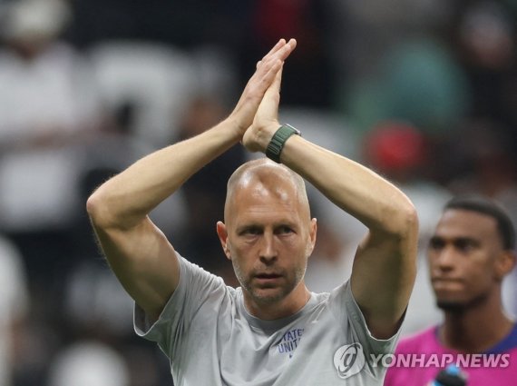 이란과 일전을 앞둔 그레그 버할터 미국 대표팀 감독 Soccer Football - FIFA World Cup Qatar 2022 - Group B - England v United States - Al Bayt Stadium, Al Khor, Qatar - November 25, 2022 U.S. coach Gregg Berhalter applauds fans after the match REUTERS/Paul Childs