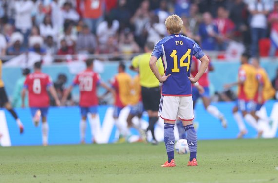 허탈해 하는 일본 이토 (알라이얀=연합뉴스) 김도훈 기자 = 27일(현지시간) 카타르 알라이얀 아흐마드 빈 알리 스타디움에서 열린 2022 카타르 월드컵 조별리그 E조 일본과 코스타리카의 경기. 코스타리카 케이셰르 풀레르가 선취골을 넣자 일본 이토 준야가 아쉬워하고 있다. 2022.11.27 superdoo82@yna.co.kr (끝)