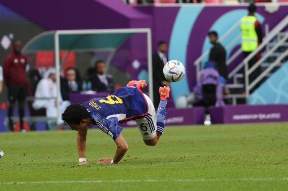 27일 오후(현지시간) 카타르 알라이얀 아흐메드 빈 알리 스타디움에서 열린 2022 카타르 월드컵 조별리그 E조 2차전 일본과 코스타리카의 경기에서 일본의 엔도가 상대수비에 걸려 넘어지고 있다. 2022.11.27/뉴스1 ⓒ News1 이광호 기자