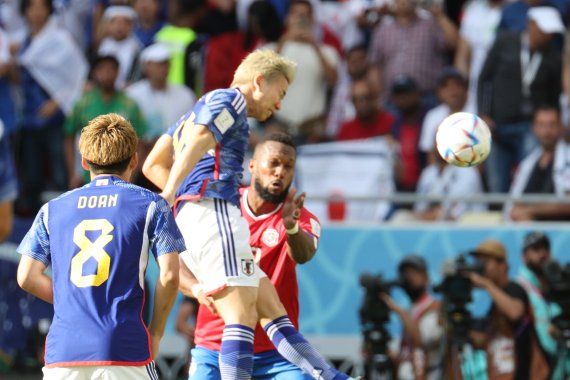 27일 오후(현지시간) 카타르 알라이얀 아흐메드 빈 알리 스타디움에서 열린 2022 카타르 월드컵 조별리그 E조 2차전 일본과 코스타리카의 경기에서 일본의 아사노 다쿠마가 상대문전을 향해 헤더를 시도하고 있다. 2022.11.27/뉴스1 ⓒ News1 이광호 기자