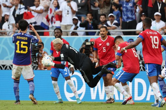 27일 오후(현지시간) 카타르 알라이얀 아흐메드 빈 알리 스타디움에서 열린 2022 카타르 월드컵 조별리그 E조 2차전 일본과 코스타리카의 경기에서 코스타리카 골키퍼 나바스가 문전 앞 혼전 상황때 공을 잡아내고 있다. 2022.11.27/뉴스1 ⓒ News1 이광호 기자