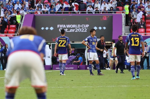 27일 오후(현지시간) 카타르 알라이얀 아흐메드 빈 알리 스타디움에서 열린 2022 카타르 월드컵 조별리그 E조 2차전 일본과 코스타리카의 경기에서 1대 0으로 패한 일본 선수들이 아쉬워하고 있다. 뉴스1