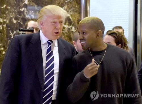 도널드 트럼프 미국 전 대통령과 힙합 가수 예 [AFP 연합뉴스 자료사진. 재판매 및 DB 금지]