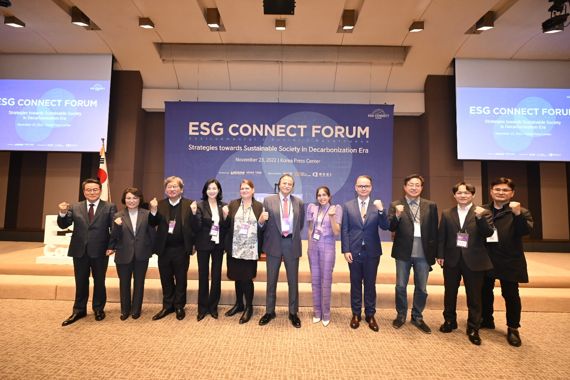지난 23일 서울 중구 한국프레스센터에서 'ESG커넥트포럼' 참석자들이 기념촬영을 하고 있다.