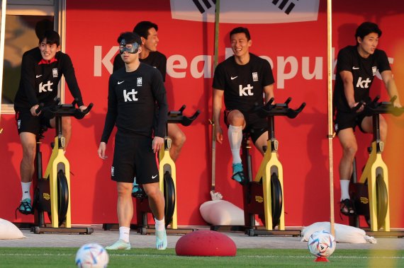 파울루 벤투 감독이 이끄는 대한민국 축구대표팀의 손흥민 등이 26일 오후(현지시간) 카타르 도하 알에글라 트레이닝센터에서 훈련을 하고 있다. 2022.11.26/뉴스1 ⓒ News1 이동해 기자