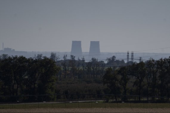 지난달 중순 우크라이나 드니프로페트로우스트 지역에서 약 20㎞ 떨어진 곳에 자포리자 원자력 발전소(원전)가 보이고 있다. AP 뉴시스