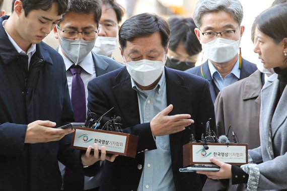 정진상, 진술거부권 행사..재판서 대응
