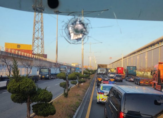 부산신항서 운행 화물차 2대에 쇠구슬 날라와 (부산=연합뉴스) 화물연대 파업 사흘 차인 26일 부산신항에서 정상 운행 중인 화물차에 파업 참가자가 던진 것으로 추정되는 쇠 구슬이 날아들어 차량이 파손되고 운전자가 다치는 사고가 발생했다. 사진은 화물차에 날아온 쇠구슬 추정 물체. 2022.11.27 [독자 제공. 재판매 및 DB 금지] photo@yna.co.kr (끝)