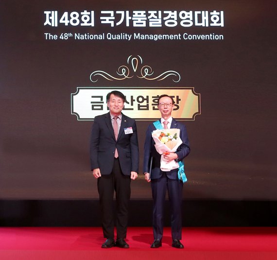 한영재 노루그룹 회장(오른쪽)과 장영진 산업통상자원부 차관이 기녀사진을 찍고 있다.(노루홀딩스 제공)