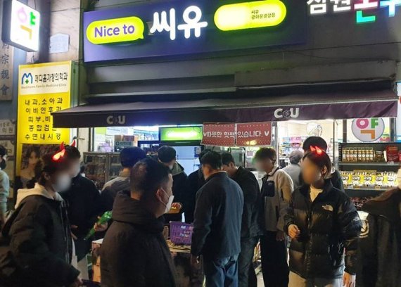 우루과이와의 조별리그 1차전이 열렸던 지난 24일 서울 광화문 인근 CU에 고객들이 몰려 있다.