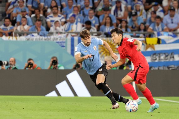 이강인이 24일 오후(현지시간) 카타르 알라이얀 에듀케이션 시티 스타디움에서 열린 2022 카타르 월드컵 조별리그 H조 1차전 대한민국과 우루과이의 경기 후반전에서 돌파를 시도하고 있다. 이날 경기는 득점 없이 0대 0 무승부로 마쳤다. 2022.11.25/뉴스1 ⓒ News1 이동해 기자