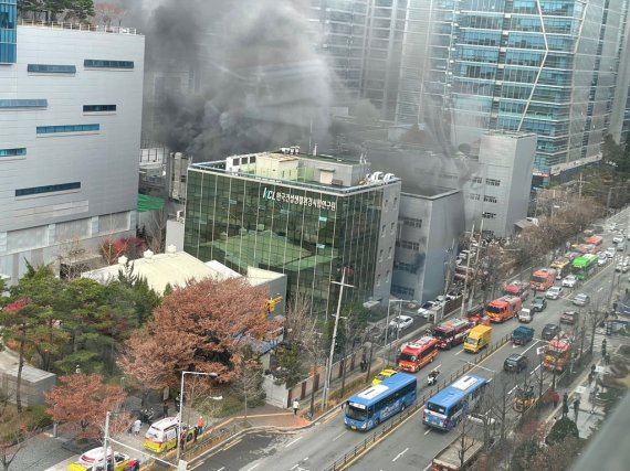 서울 금천구 가산디지털단지 역 인근 연구원서 화재 [독자 제공]