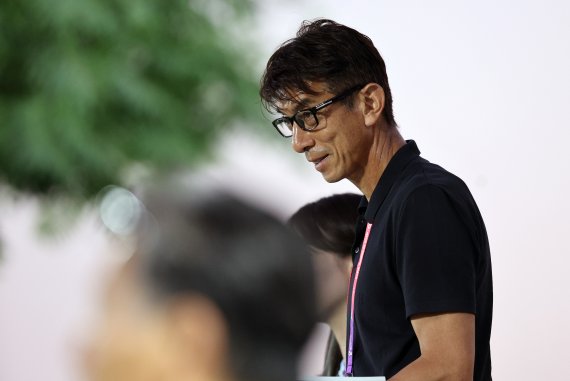 일본축구 수비의 전설 이하라 마사미가 27일 오후(현지시간) 카타르 아스파이어 존 훈련장에서 가나 선수들의 훈련을 지켜보고 있다. 2022.11.27/뉴스1 ⓒ News1 이동해 기자