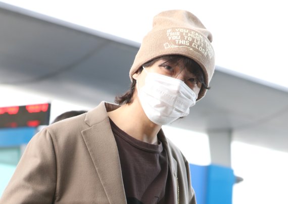 방탄소년단(BTS) 제이홉이 ‘2022 MAMA AWARDS’ 일정을 위해 28일 오전 인천 중구 운서동 인천국제공항 제1여객터미널에 도착해 일본 오사카로 출국하기 전 인사를 하고 있다. ⓒ News1 권현진 기자