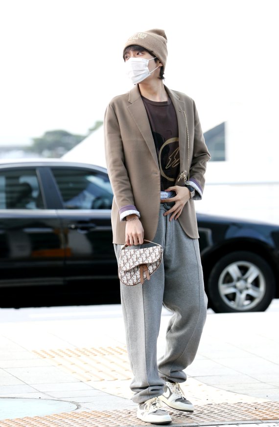 방탄소년단(BTS) 제이홉이 ‘2022 MAMA AWARDS’ 일정을 위해 28일 오전 인천 중구 운서동 인천국제공항 제1여객터미을 통해 일본 오사카로 출국하고 있다. ⓒ News1 권현진 기자