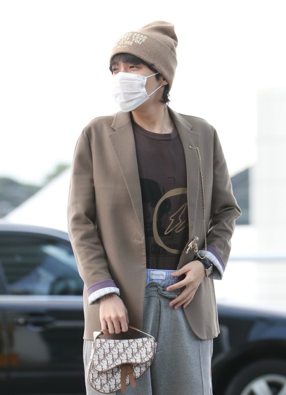 방탄소년단(BTS) 제이홉이 ‘2022 MAMA AWARDS’ 일정을 위해 28일 오전 인천 중구 운서동 인천국제공항 제1여객터미널을 통해 일본 오사카로 출국하고 있다. ⓒ News1 권현진 기자