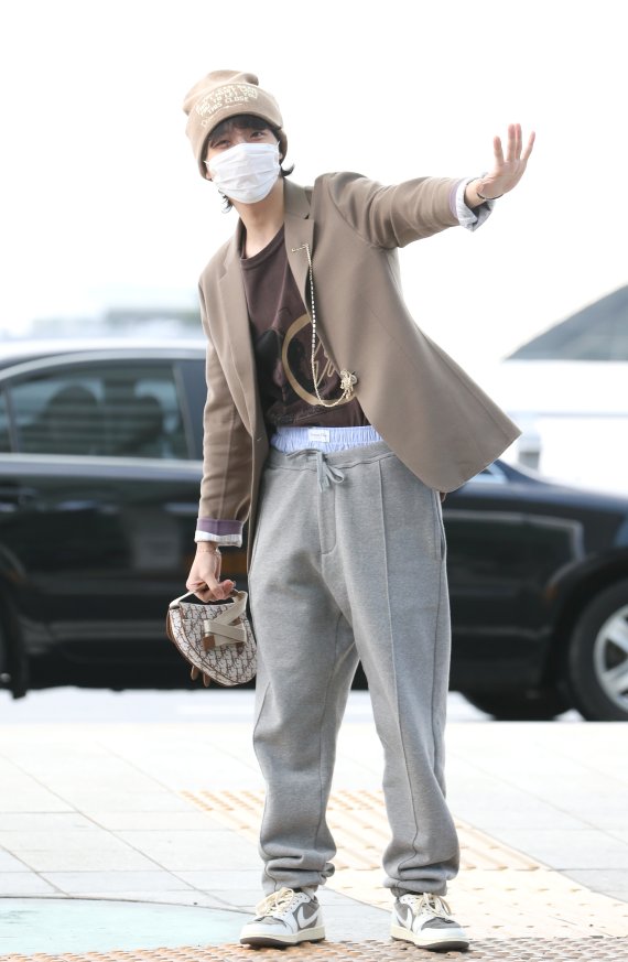 방탄소년단(BTS) 제이홉이 ‘2022 MAMA AWARDS’ 일정을 위해 28일 오전 인천 중구 운서동 인천국제공항 제1여객터미널에 도착해 일본 오사카로 출국하기 전 인사를 하고 있다. ⓒ News1 권현진 기자