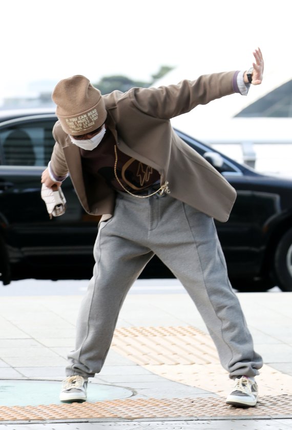 방탄소년단(BTS) 제이홉이 ‘2022 MAMA AWARDS’ 일정을 위해 28일 오전 인천 중구 운서동 인천국제공항 제1여객터미널에 도착해 일본 오사카로 출국하기 전 정국의 월드컵 응원송 댄스를 온몸으로 선보이고 있다. ⓒ News1 권현진 기자