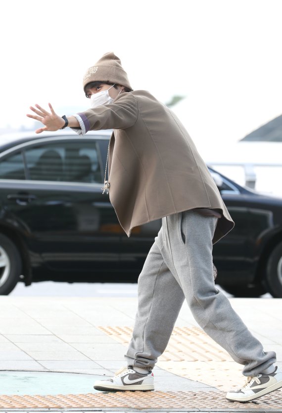 방탄소년단(BTS) 제이홉이 ‘2022 MAMA AWARDS’ 일정을 위해 28일 오전 인천 중구 운서동 인천국제공항 제1여객터미널에 도착해 일본 오사카로 출국하기 전 인사를 하고 있다. ⓒ News1 권현진 기자