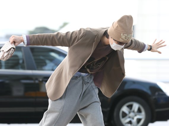 방탄소년단(BTS) 제이홉이 ‘2022 MAMA AWARDS’ 일정을 위해 28일 오전 인천 중구 운서동 인천국제공항 제1여객터미널에 도착해 일본 오사카로 출국하기 전 정국의 월드컵 응원송 댄스를 선보이고 있다. ⓒ News1 권현진 기자