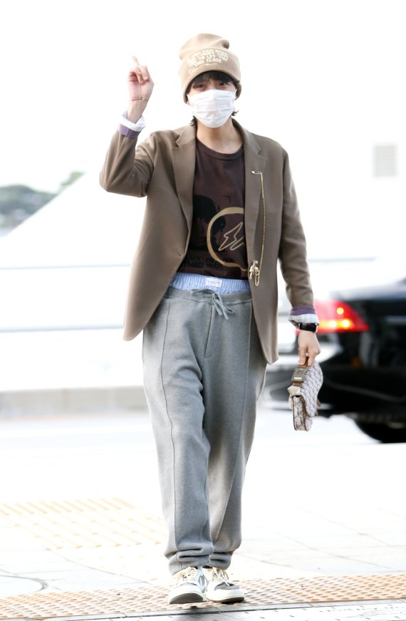 방탄소년단(BTS) 제이홉이 ‘2022 MAMA AWARDS’ 일정을 위해 28일 오전 인천 중구 운서동 인천국제공항 제1여객터미널에 도착해 일본 오사카로 출국하기 전 인사를 하고 있다. ⓒ News1 권현진 기자