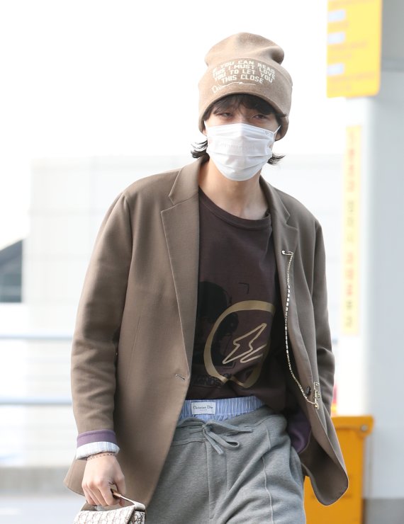 방탄소년단(BTS) 제이홉이 ‘2022 MAMA AWARDS’ 일정을 위해 28일 오전 인천 중구 운서동 인천국제공항 제1여객터미널에 도착해 일본 오사카로 출국하고 있다. ⓒ News1 권현진 기자