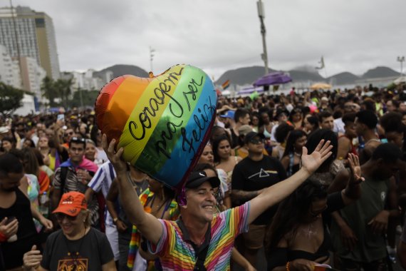 [리우데자네이루=AP/뉴시스] 27일(현지시간) 브라질 리우데자네이루 코파카바나 해변에서 제27회 게이 프라이드 퍼레이드(Gay Pride Parade)가 열린 가운데 한 남성이 포르투갈어로 "행복할 용기를"라고 적힌 하트 풍선을 들고 있다. 2022.11.28.