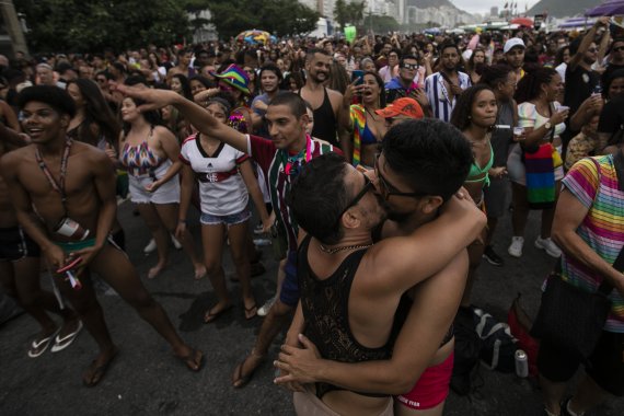 [리우데자네이루=AP/뉴시스] 27일(현지시간) 브라질 리우데자네이루 코파카바나 해변에서 제27회 게이 프라이드 퍼레이드(Gay Pride Parade)가 열린 가운데 한 커플이 키스를 하고 있다. 2022.11.28.