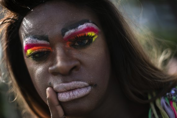 [리우데자네이루=AP/뉴시스] 27일(현지시간) 브라질 리우데자네이루 코파카바나 해변에서 제27회 게이 프라이드 퍼레이드(Gay Pride Parade)가 열린 가운데 참가자가 행진하고 있다. 2022.11.28.