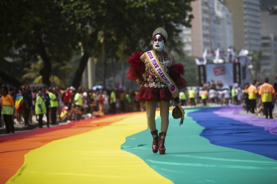 [리우데자네이루=AP/뉴시스] 27일(현지시간) 브라질 리우데자네이루 코파카바나 해변에서 제27회 게이 프라이드 퍼레이드(Gay Pride Parade)가 열린 가운데 한 참가자가 행진하고 있다. 2022.11.28.