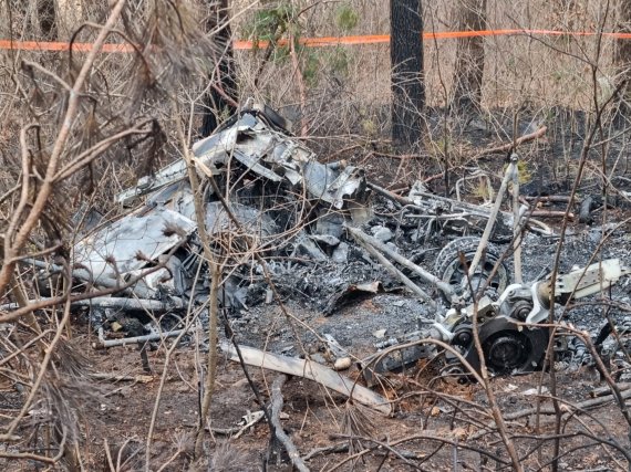 28일 오전 강원도 양양군 현북면 어성전리 명주사 인근 지자체 임차 헬기 추락 사고 현장에 헬기 동체가 전소되어 있다.2022.11.28/뉴스1 ⓒ News1 윤왕근 기자
