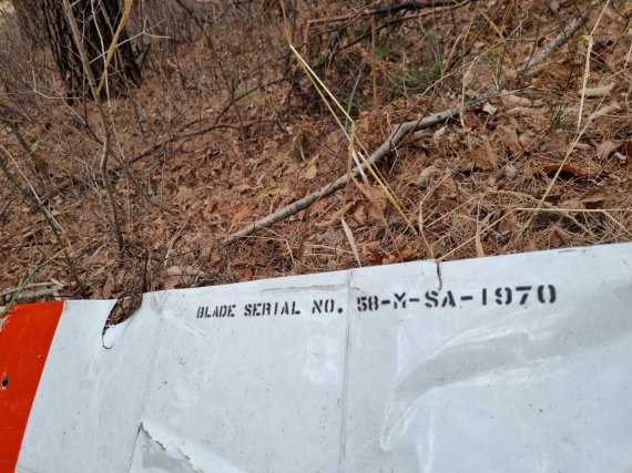 28일 오전 강원도 양양군 현북면 어성전리 명주사 인근 지자체 임차 헬기 추락 사고 현장 주변에 헬기 동체 일부가 나뒹굴고 있다. 항공철도사고조사위는 헬기의 장비 결함 가능성부터 조종사 실수, 기상여건 등 사고원인에 대한 모든 가능성을 열어놓고 조사하겠다는 계획으로 이날 현장감식을 진행했다. 2022.11.28/뉴스1 ⓒ News1 윤왕근 기자